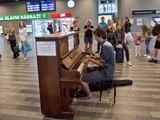 Чехия: скрасить время ожидания в аэропорту можно игрой на пианино
