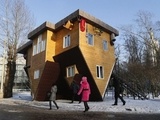 Все с ног на голову: дом-перевертыш на территории ВВЦ (Москва)